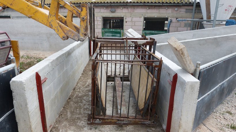 Photo 1: Chute designed to be lifted by the front lift of the tractor.